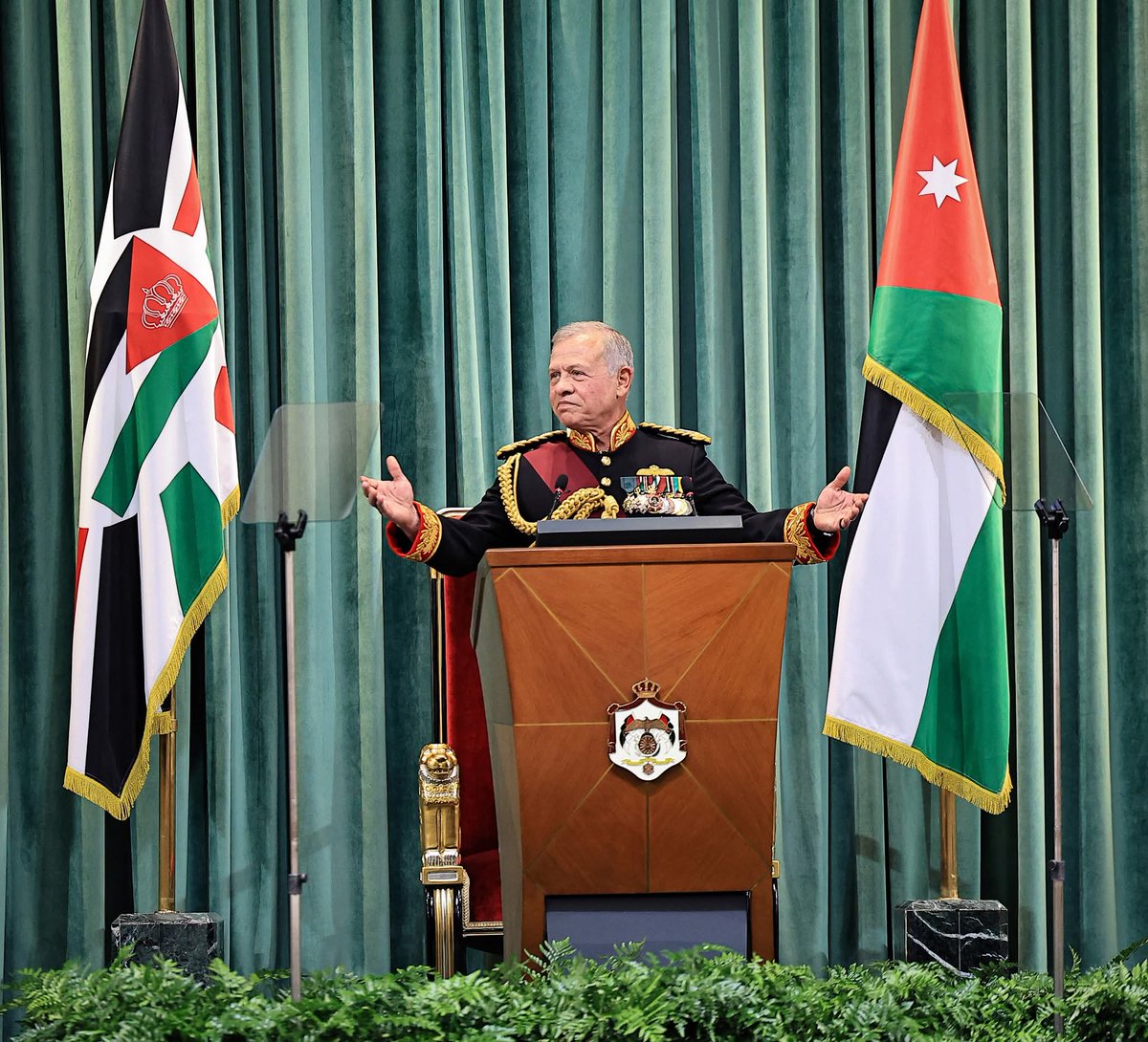 الملك: يتساءل بعضكم كيف يشعر الملك؟ أيقلق الملك؟ نعم يقلق الملك لكن لا يخاف إلا الله ولا يهاب شيئا وفي ظهره "أردني"