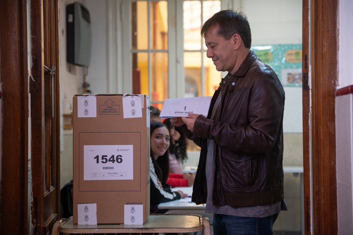 Ya voté!
En Barracas, con mucha esperanza y amor por la Patria 💙🇦🇷

Acordate: en la Ciudad de Buenos Aires votamos senadores Y diputados. Tenés que hacer una marca en cada categoría para que el voto esté completo. 

Tu voto es un mensaje. Con ganas, con ilusión o con bronca, lo