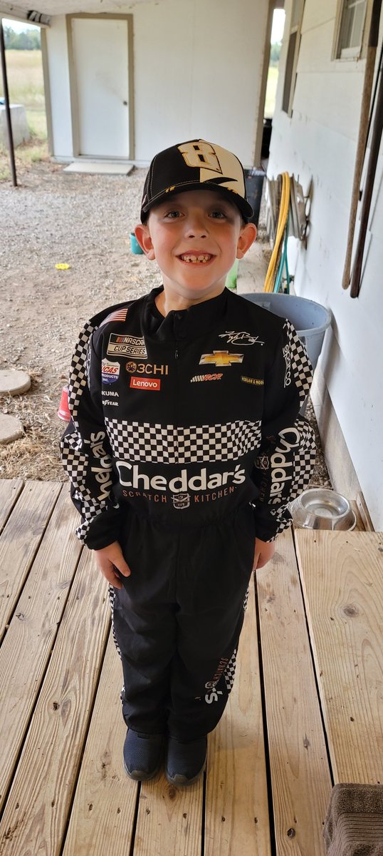 MoparcrazyT's tweet photo. We had our Halloween party tonight, and this year, my son was set on being @KyleBusch @cheddarskitchen. We bought the suit and added the logos ourselves. What do you think? @brextonbusch @SamanthaBusch @RCRracing @3CHIcanna @forthepeople https://t.co/iFRg17KIuW
