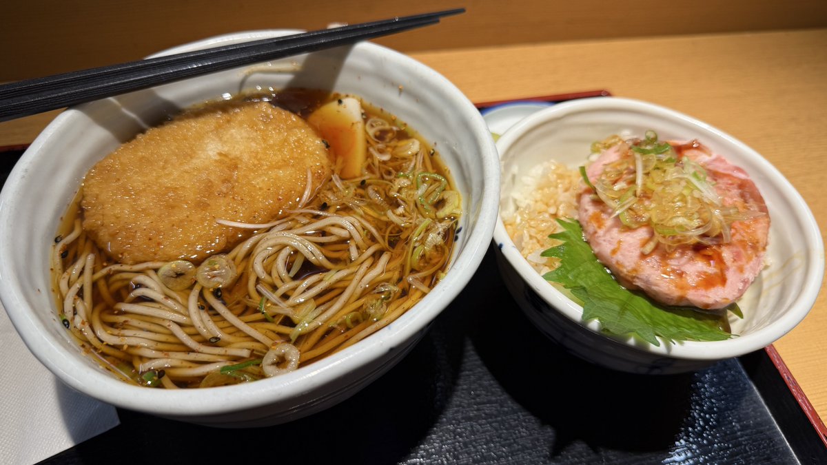 黒いつゆはそばが合う。