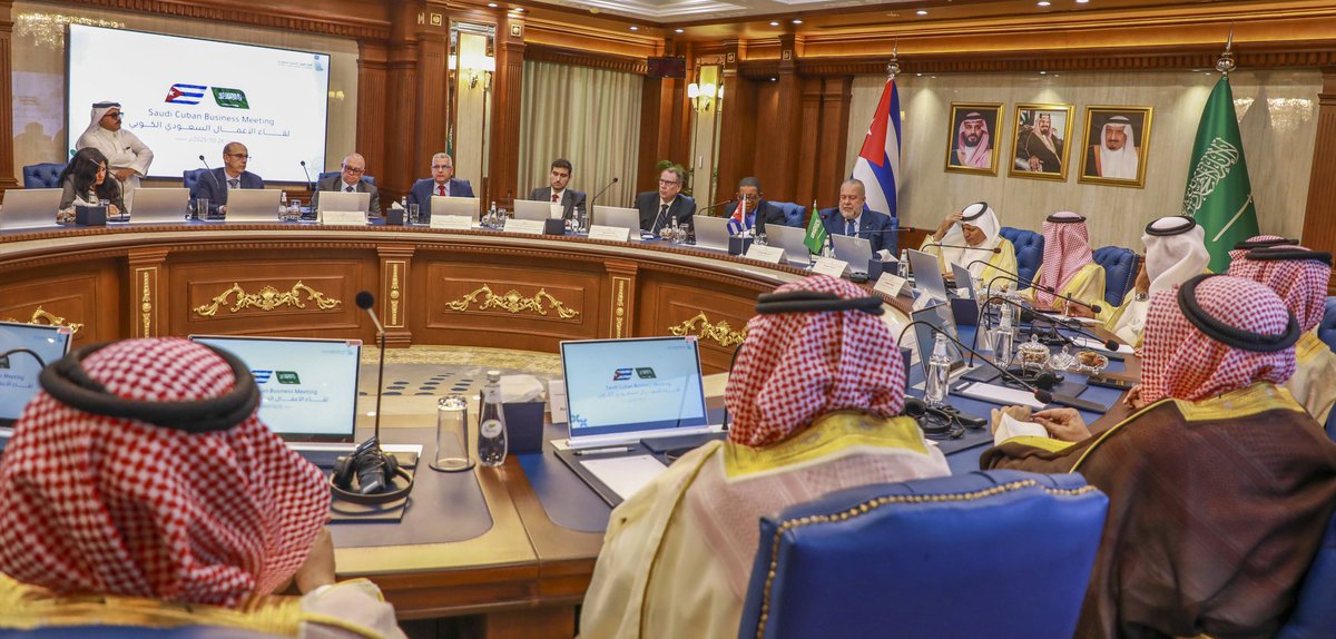 Resultó muy provechoso intercambiar, como parte de nuestra agenda bilateral en Arabia Saudita, con Hassan bin Mujib Al Huwaizi, presidente de la Federación de Cámaras de Comercio e Industria, a quien expresamos la voluntad de ampliar y fortalecer los vínculos empresariales.