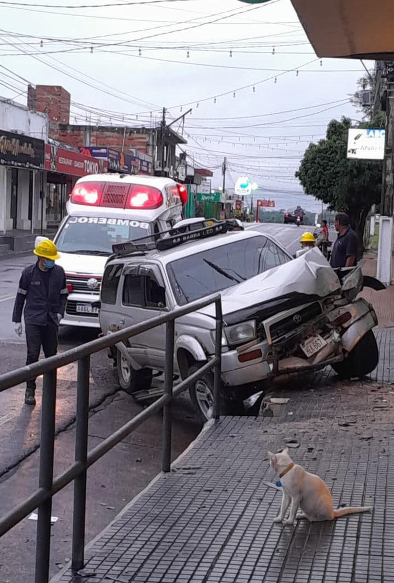 🚗 ka'ure termina chocando en Santaní 😴💥

Un albañil de 49 años fue aprehendido tras quedarse dormido mientras conducía su camioneta y chocar contra la vereda y el muro del Ueno Bank en pleno centro de San Estanislao.

👉🏼 El alcotest arrojó 0,372 mg/l de alcohol. El vehículo