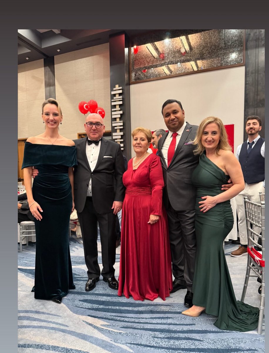 TURKSOTX's tweet photo. TURKSOTX olarak Cumhuriyet Bayramımızı Dallas’ta Başkonsolosumuz Sayın Ahmet Akinti ve eşi Özge Akinti Hanımefendinin teşrifleriyle kutladık. Türk toplumuna katkılarından dolayı Sayın Başkonsolosumuza plaket takdim ettik. 🇹🇷🇹🇷🇹🇷⁦@TC_HoustonBK⁩ ⁦@SadumanG⁩ ⁦ https://t.co/hGfBWALnSb