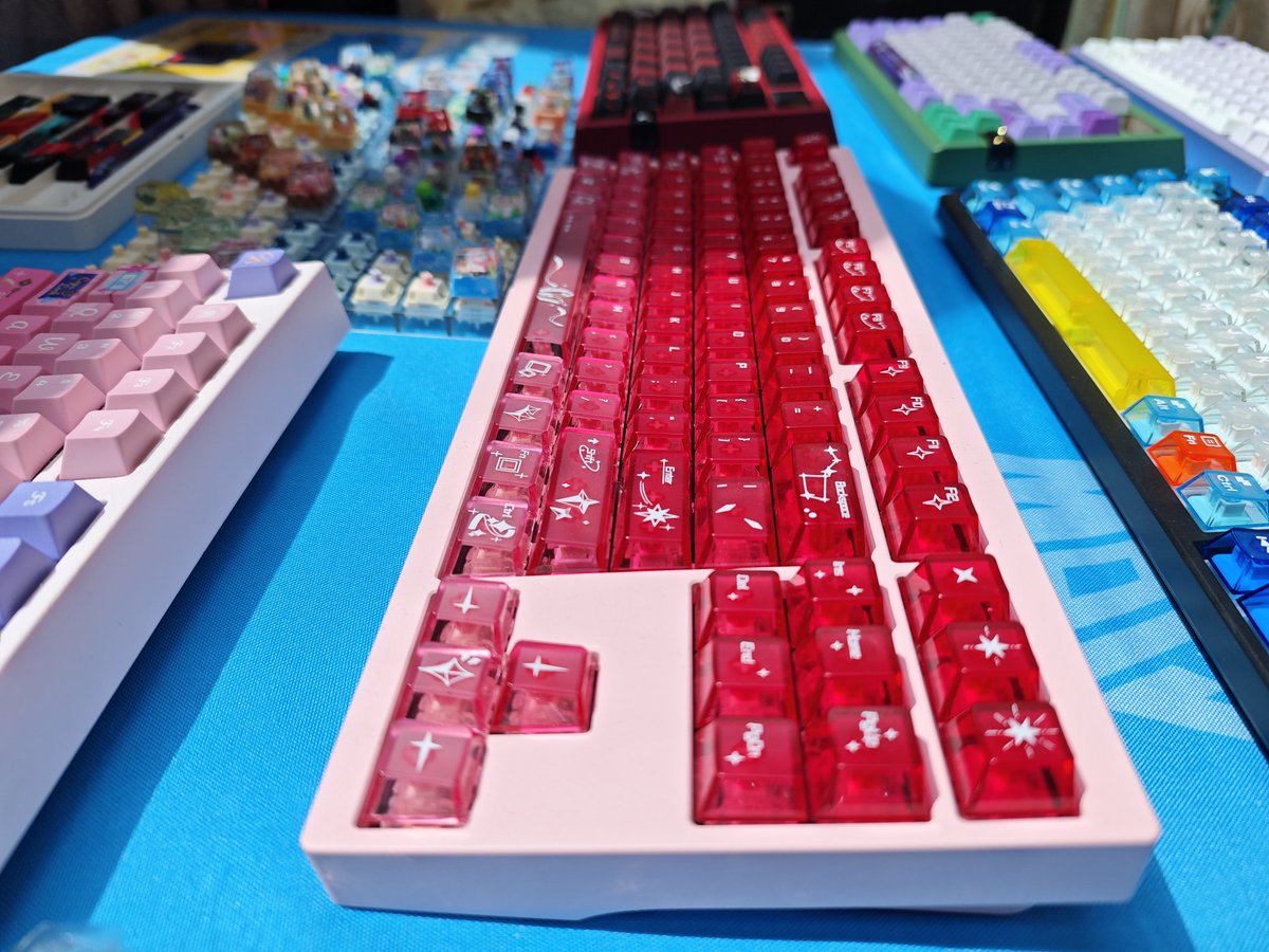 theboredkai's tweet image. Got a pink keyboard (or any that vibes with our gradient pink keycaps in the pic)? Want to feature this set? Hit us up! Drops in November 🎀 #KeycapLove #MechanicalKeyboard #PinkTech #TechAesthetic #keymoji