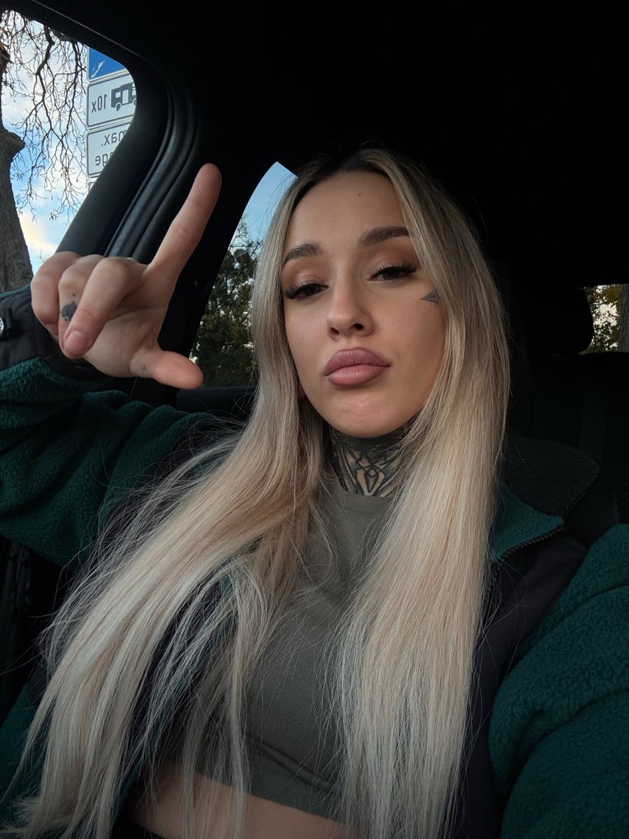 Welcher Loser zahlt jetzt mein Essen. Mommy hat Hunger 🤤

#Findom #Femdom #FinSub