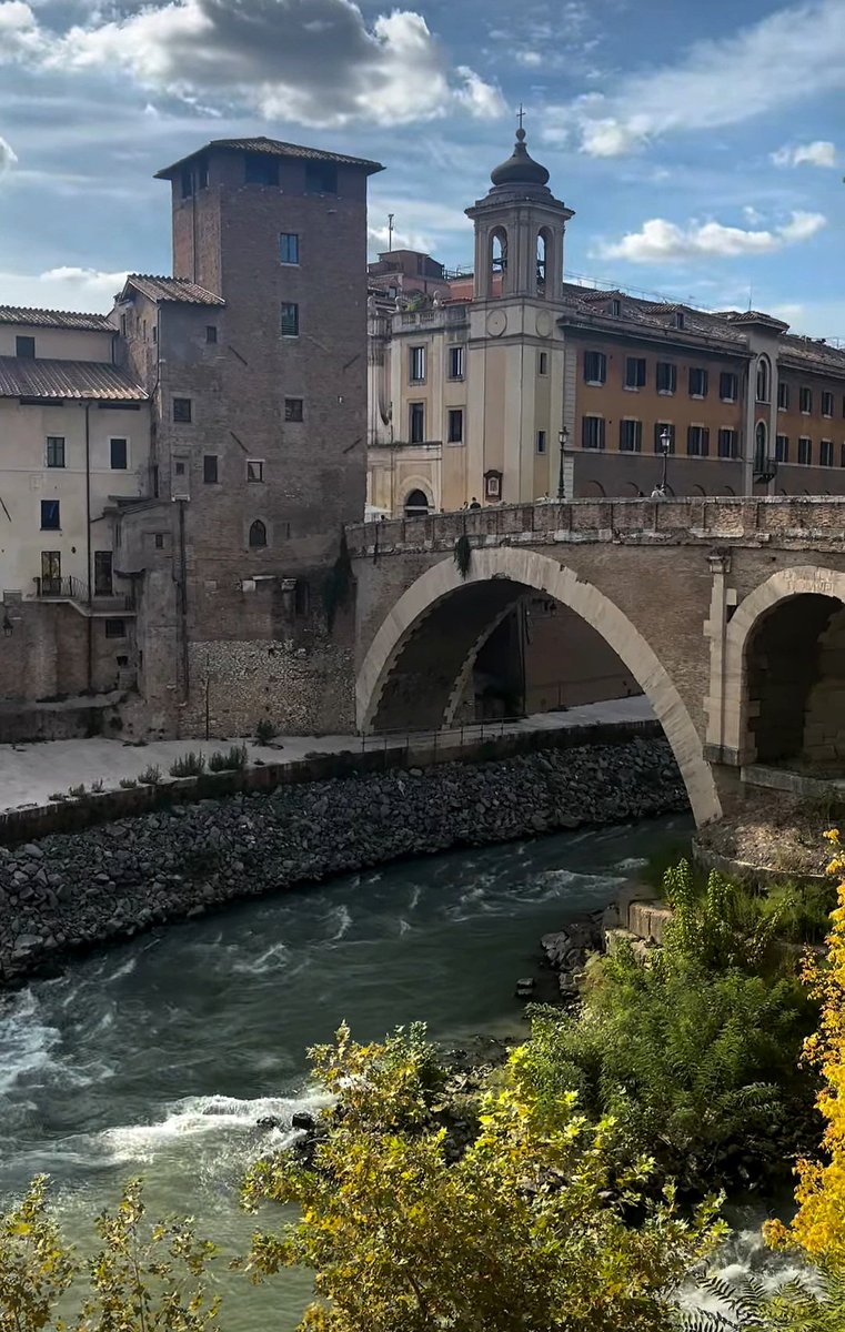 "Un amore non torna 
vive quel momento che è, 
come un fiore d'inverno 
si apre e prende il sole che c'è".

#Roma4me