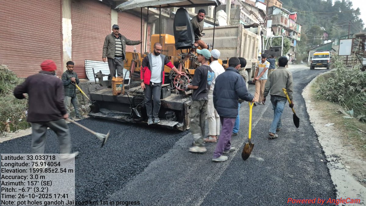 dcdodaofficial's tweet photo. Road Improvement Underway
District Administration Doda kickstarts laying of potholes on Gandoh–Jai Road (Km 1st, Gandoh Market) under District Capex Plan 2025-26.
Ensuring smoother & safer travel for all!
#DodaDevelopment #RoadConnectivity #PWDDivisionGandoh https://t.co/mOxEXC3AOA