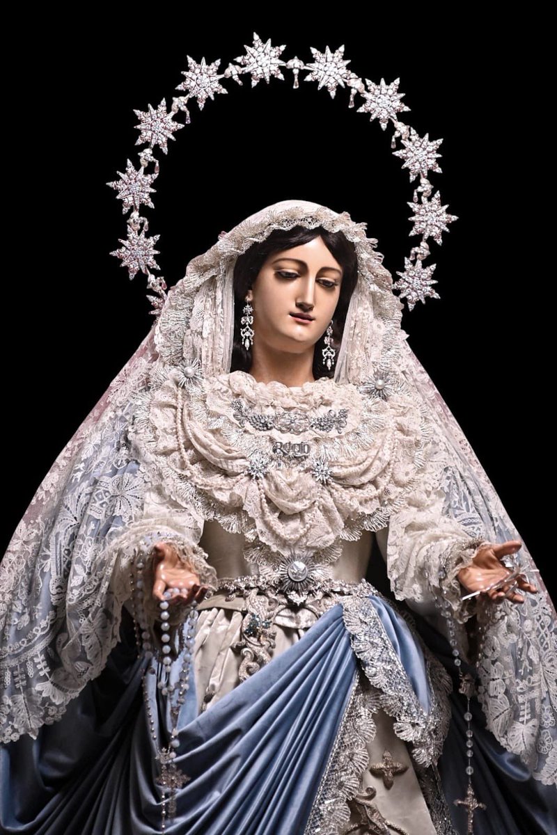 𝐏𝐑𝐎𝐓𝐎𝐂𝐎𝐋𝐎• Esta mañana, nuestra Hermandad ha tenido el honor de visitar el estadio de La Rosaleda, donde <a href="/MalagaCF/">Málaga CF</a> nos ha hecho entrega de una camiseta blanquiazul.
Un gesto que fortalece los lazos de unión entre el Club y las Hermandades de nuestra ciudad. 

Que la