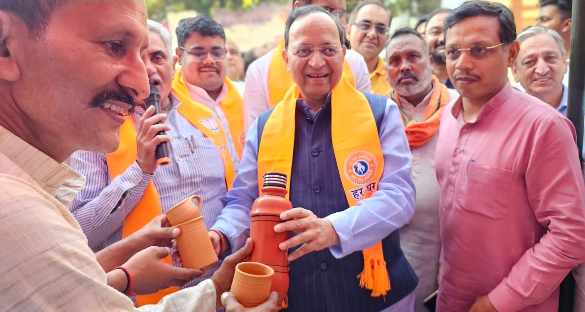 ArunSinghbjp's tweet photo. भारत के हस्तशिल्प और कुटीर उद्योगों के उत्पादों की आज पूरे विश्व में बहुत मांग है। प्राचीन समय से ही हम चमड़े, धातु और मिट्टी से बने उपयोगी सामानों का निर्यात करते आ रहे हैं। अब आवश्यकता है कि हम अपने स्वदेशी उत्पादों को अपने ही देश में बढ़ावा दें।

आइए, वोकल फॉर लोकल बनें, स्वदेशी अपनाएं और देश की अर्थव्यवस्था को मजबूत बनाएं। हर घर स्वदेशी, घर-घर स्वदेशी 🇮🇳
#GharGharSwadeshi #atamnirbharbharat