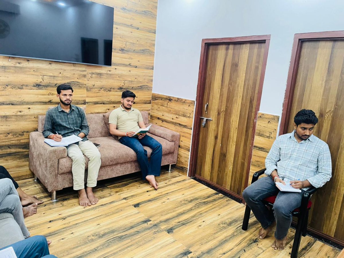 अभाविप अयोध्या महानगर के केंद्रीय प्रवास के निमित्त आज महानगर के प्रमुख कार्यकर्ताओ की बैठक संपन्न हुई ।
जिसमें प्रमुख रूप से विभाग संगठन मंत्री श्री अंकित भारतीय,प्रांत SFD सयोंजक शिवम मिश्र,विभाग सयोंजक शशांक विद्यार्थी उपस्थित रहें।