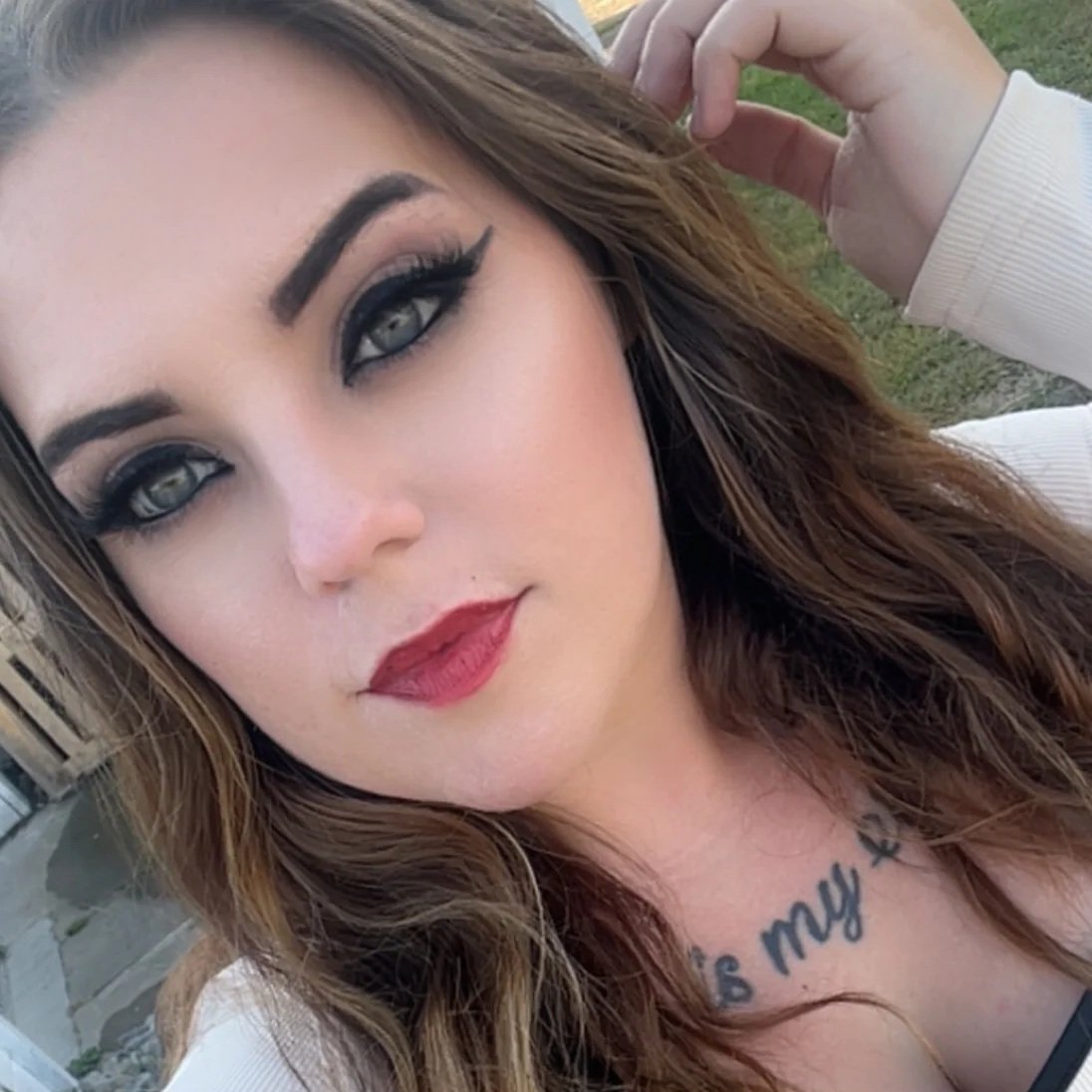 Red lipstick and winged eyeliner