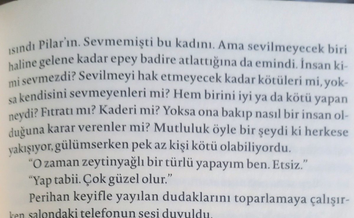 Mkrremdlszz's tweet photo. Mutluluk öyle birşeydi ki herkese yakışıyor, gülümserken pek az kişi kötü olabiliyordu.

Nermin YILDIRIM-Rüyalar Anlatılmaz romanından... https://t.co/qQVYOoAyY3