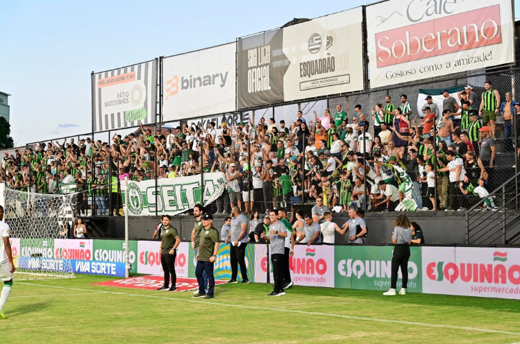 falabmais's tweet photo. Torcida americana presente em São João Del Rei, coisa linda demais!!!! 

Setor visitante lotado, buscamos os 3 pts!!!

📸 Fotaça do Panda || América FC https://t.co/idUkm0uVNO