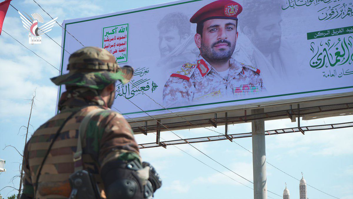 صورةٌ تختصر ألفَ معركة:

ثبات: العزم في نظرة المقاتل يواجه الملصق.

وفاء: دمُ القائد هو خارطة الطريق للنصر.

رسالة: البندقية لن تسكت حتى تحقيق الهدف الأكبر.

عهد: الشهيد لم يمت صار رايةً تُرفع نحو القدس.

#اليمن_يواجه #دماء_الشهداء_وقود_النصر