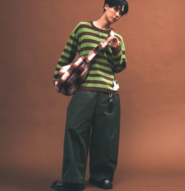 JuniorVerse__'s tweet image. Q : ก่อนที่คุณจะมาถึงจุดที่เข้าใจตัวเองได้ดีอย่างทุกวันนี้ คุณเคยมีช่วงเวลาที่ไม่พอใจในความเป็นตัวเองบ้างไหม?

J : &quot;เคยครับ... เมื่อก่อนก็จะเป็นคน ไม่ค่อยพอใจในความเป็นตัวเองเท่าไหร่ ไม่ค่อยเข้าใจว่าตัวเองเป็นคนยังไง&quot;

KODANGS FEAT JUNIOR
@kodangs #kodangs 
@jnnrrs #junniorrs