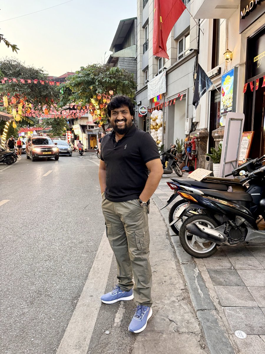 Sivadath27's tweet image. ముంబాయి ప్రాజెక్ట్ కు సంబంధించిన పని పూర్తయిన తర్వాత, మా టీమ్ అంతా కలిసి వియత్నాం నగర రాజధాని హనోయి కు చేరుకోవడం జరిగింది. #sivadath @PawanKalyan @mnadendla @NagaBabuOffl @JanaSenaParty