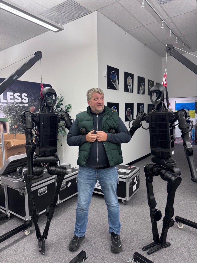 IakovenkoVal's tweet image. Robots supporting humans — literally :)
Just another day at the DroneUA / Futurology U.S. office 🤖🇺🇸
Innovation looks different when your teammates are made of metal. #Robotics #Innovation #DroneUA #Futurology