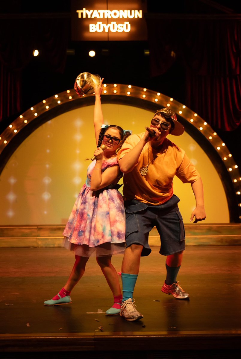 Cumhuriyet Bayramı Coşkusu Tiyatroda! Bu 29 Ekim’de minik seyircilerimizi ücretsiz çocuk oyunumuzla sahnede buluşturuyoruz!
Oyun sonunda ise onları bekleyen küçük sürprizlerimiz var! Cumhuriyet’in neşesini birlikte yaşamak için hepinizi bekliyoruz.Yaşasın Cumhuriyet! 
🕐 13.00