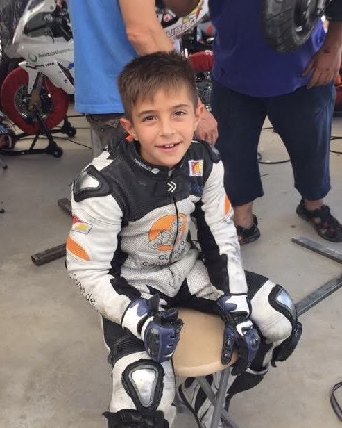 Todos nuestros pensamientos están con Noah Dettwiler, después del grave incidente que ha sufrido en el día de hoy en el #MalaysianGP 🧡🤍 

También deseamos una pronta recuperación al Campeón del Mundo de Moto3, José Antonio Rueda.

¡Mucha fuerza a los 2! 🙏