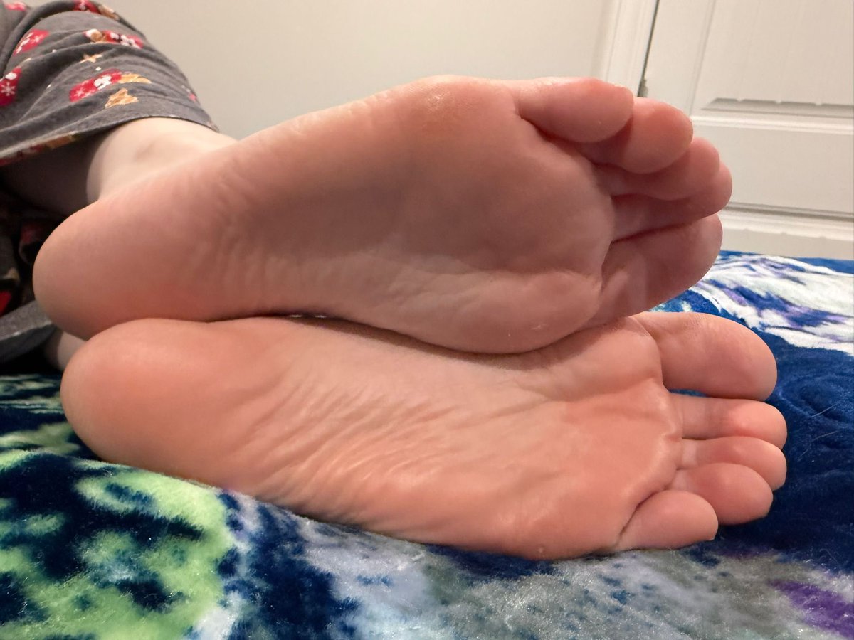 Alilouelr's tweet photo. 👣 SOLES THREAD 👣

happy sole sunday Ladies, let's see some Soles!��

No nudes/Links please!🚫

Like &amp; RT this thread, if you are following me i will RT your reply.!😘

model : @KittyFeetsies ♥️ https://t.co/173ZnFM71R