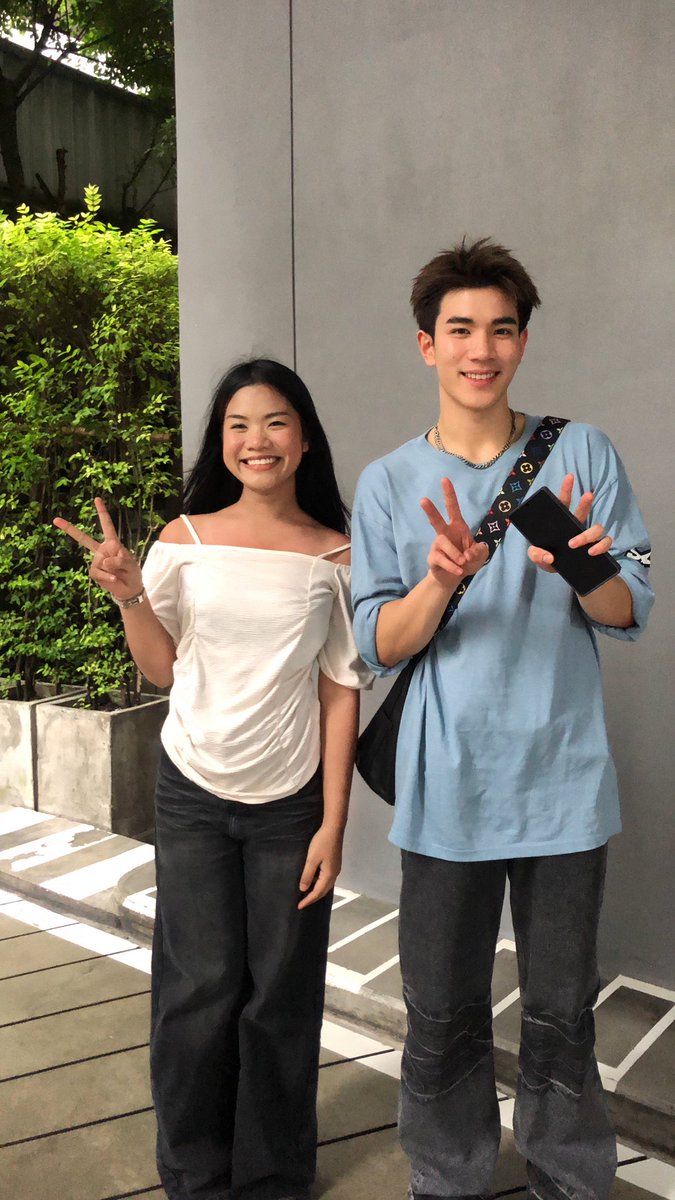 ไปเก็บโปรเจคแล้วรู้สึกนอยๆเพราะไม่ได้เจอใครเลย สรุปกำลังจะกลับพี่โฟร์ทเดินมาไม่รู้สะดุดหรืออะไร ก็เลยทัก เอาดีพี่แกน่ารักมาก แล้วเฟรนลี่
มากอ่ะแก แล้วชั้นทำตัวตลกมาก55555 #Fourthnattawat #โฟร์ทณัฐวรรธน์ #gmm