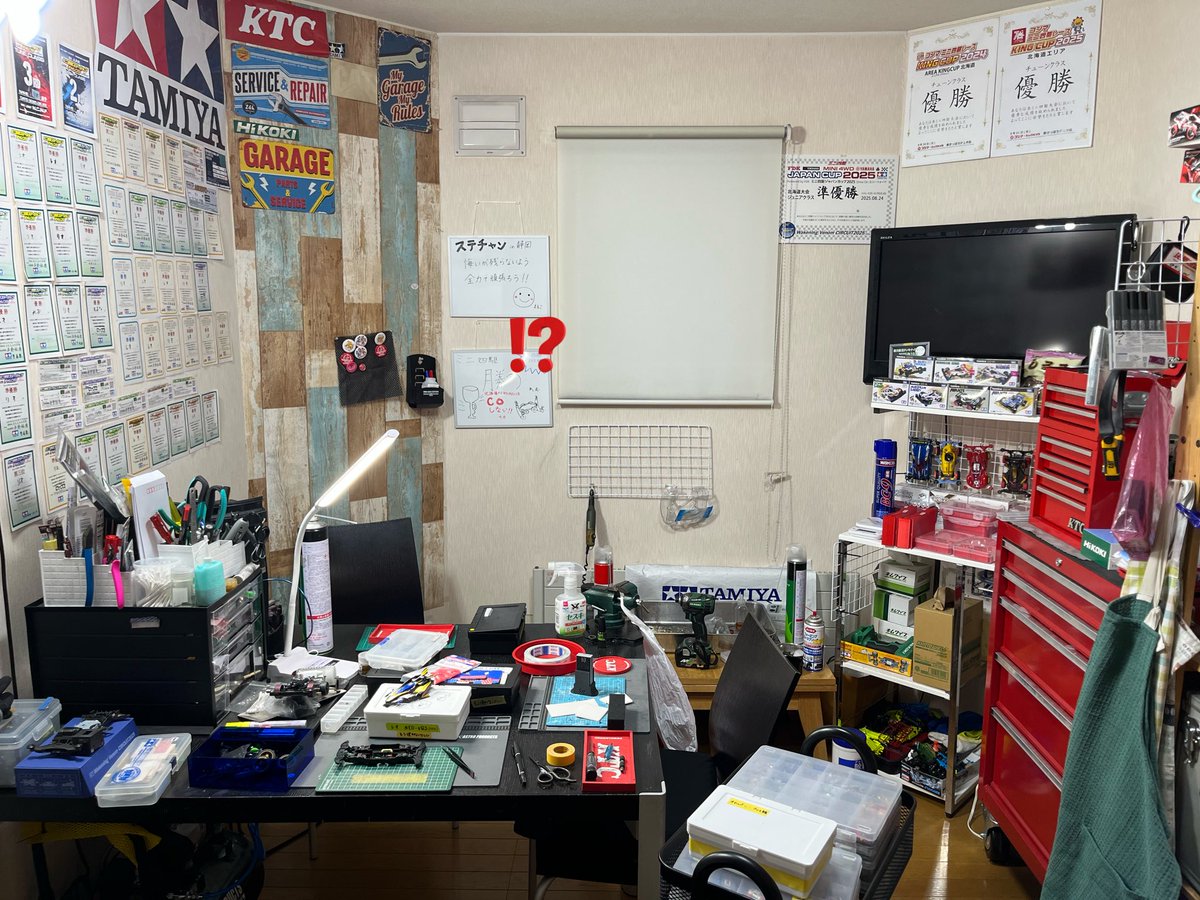 DYHTY8isoi65512's tweet image. 家族4人🎫ステチャン申し込み完了🈸
ミニ四駆部屋のホワイトボードに
静岡🗻の目標を掲げました💪
昨年は全国の猛者に圧倒🙈された記憶が
甦ります😱
家族で部屋を整理整頓🧹し、気持ちを入れ替え
ミニ四駆をエンジョイ🔥
長男は昨年のBEST8より↑を目指すらしい…
嗚呼~ミニ四駆、楽しいなぁー🤭