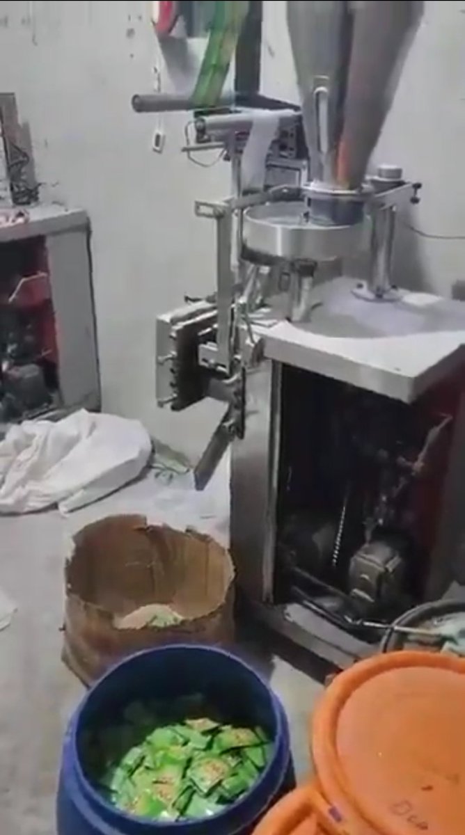 Deepeshpatel87's tweet image. 🛑 खौफनाक, सावधान !!

आम आदमी के स्वास्थ्य से खिलवाड़, नकली ईनो बनाने ईनो की कंपनी का पर्दाफाश !!

दिल्ली के इब्राहिमपुर से 
 संदीप जैन 45 वर्ष जितेंद्र  छोटू 23 वर्ष, मूल निवासी- सीतापुर, यूपी  गिरफ्तार!

बरामद – 
- 91,257 नकली ENO सैशे  
- 80 किलो नकली ENO बनाने का कच्चा माल…