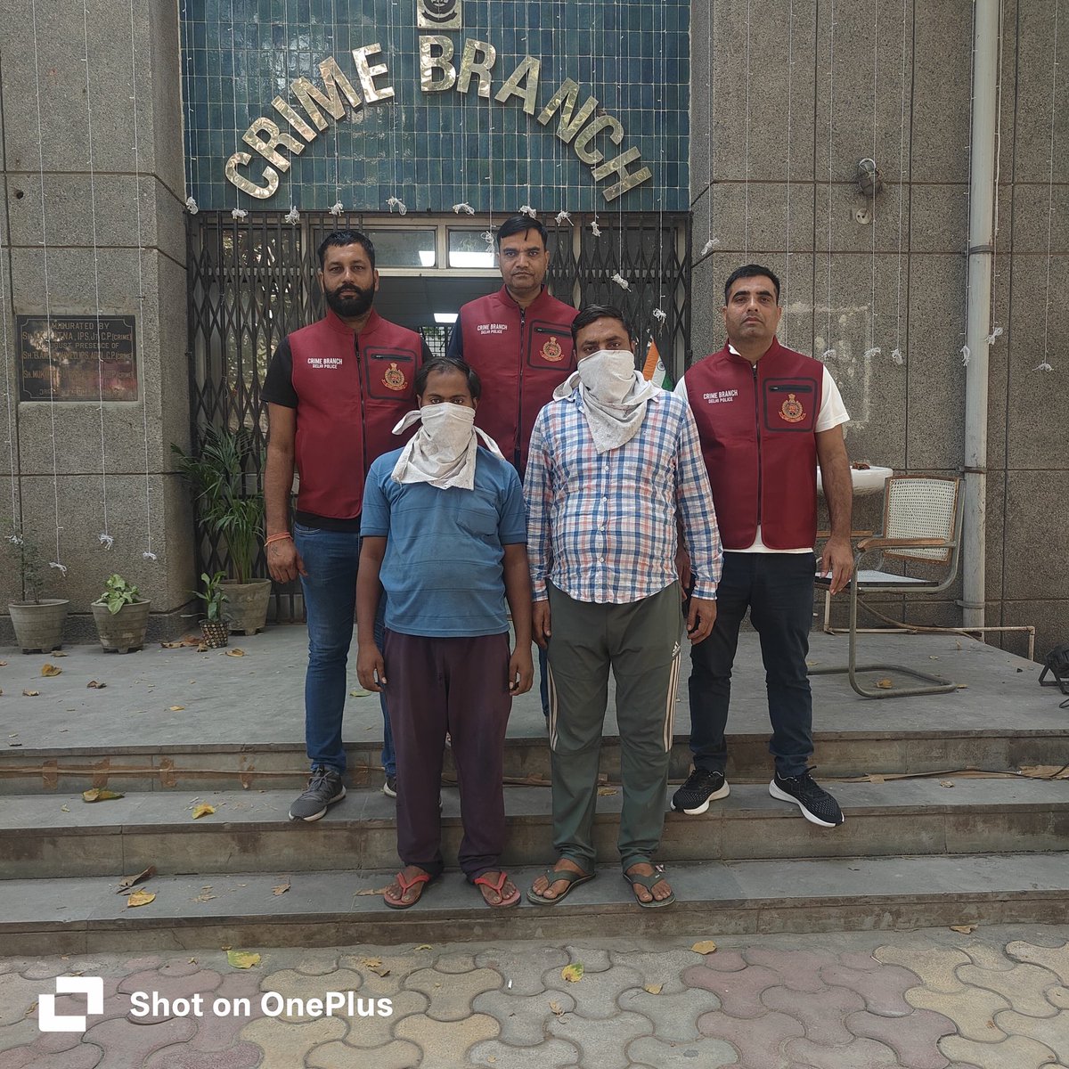 Deepeshpatel87's tweet image. 🛑 खौफनाक, सावधान !!

आम आदमी के स्वास्थ्य से खिलवाड़, नकली ईनो बनाने ईनो की कंपनी का पर्दाफाश !!

दिल्ली के इब्राहिमपुर से 
 संदीप जैन 45 वर्ष जितेंद्र  छोटू 23 वर्ष, मूल निवासी- सीतापुर, यूपी  गिरफ्तार!

बरामद – 
- 91,257 नकली ENO सैशे  
- 80 किलो नकली ENO बनाने का कच्चा माल…