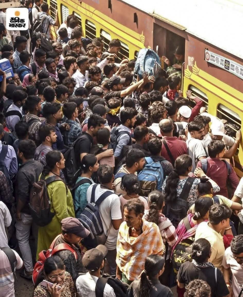 KrishanuOnline's tweet photo. TMC's biggest digital warrior, @ItsYourDev, is a liar, spreading fake news, spreading the picture of the Saharsa Patna train as West Bengal.
He got so excited after seeing the picture that he forgot to delete the 'Dainik Bhaskar' logo!

Actually, Debangshu's father also comes from Gujarat by train, hanging around like this, so when you see the crowd on the train, it is natural that the train is from West Bengal.
If you make Debangshu stand on the platform of the South Eastern Railway in Howrah, you will understand how many unemployed people from West Bengal go to work in other states.

@abhijitmajumder @KanchanGupta @keyakahe @tathagata2 @rishibagree @DrSukantaBJP @SamikBJP @MeenaDasNarayan @pallavict @rajarshilahiri @koustavcp @DainikBhaskar @priya_rw @biharigurl @bong_politics @subhsays