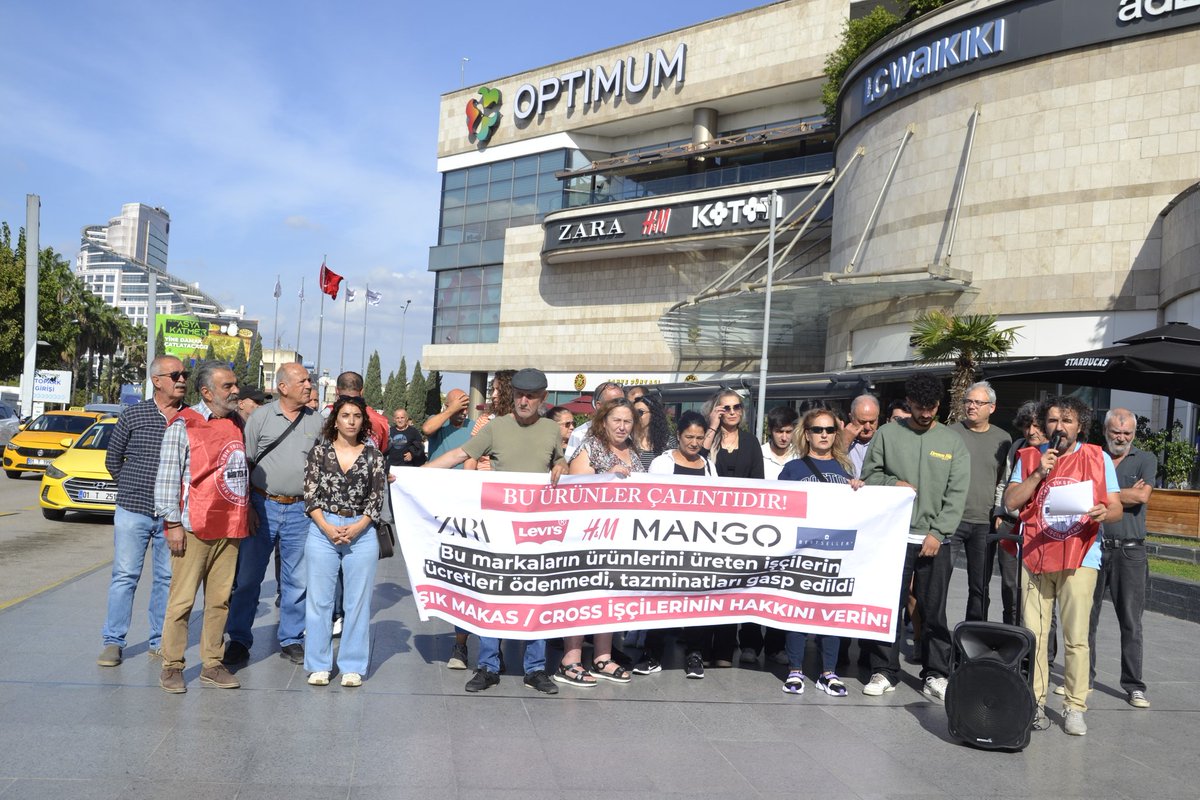 Tokat’ta 20 gündür direnişte olan işçiler, alın terinin karşılığını istiyor.
Devlet teşvikleriyle zenginleşen patron, işçilerin maaş ve tazminatına el koyuyor.
Optimum AVM önünde BİRTEK-SEN’in çağrısıyla haykırdık, Şık Makas işçileri yalnız değildir!