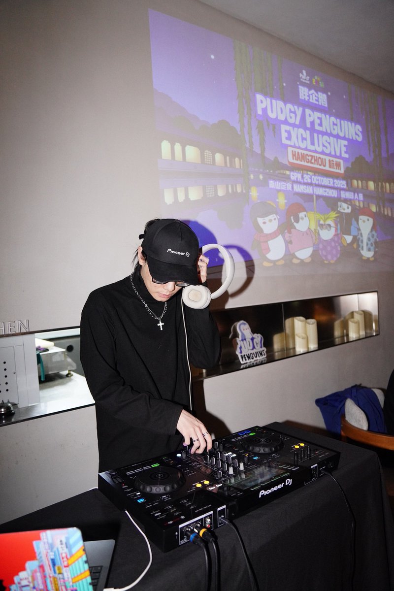 Joining the Huddle in Hangzhou 🇨🇳🐧

今晚在杭州与胖企鹅邂逅 ❤️

@PudgyPenguins <a href="/PenguAsia/">PENGU Asia</a> <a href="/PudgyPenguinsCN/">PudgyPenguinsCN</a>, let’s waddle