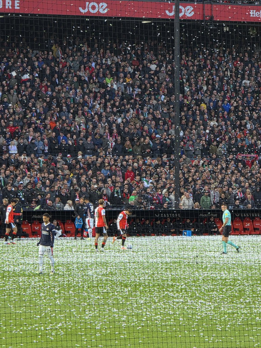 Waar is die oranje bal.

Aftrap 9 uur