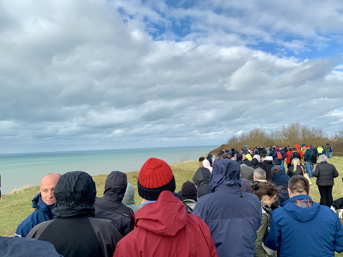 📍Sur le cap de la Hève au Havre, des dizaines de supporters suivent le départ de la Transat Café L’Or avec une vue imprenable