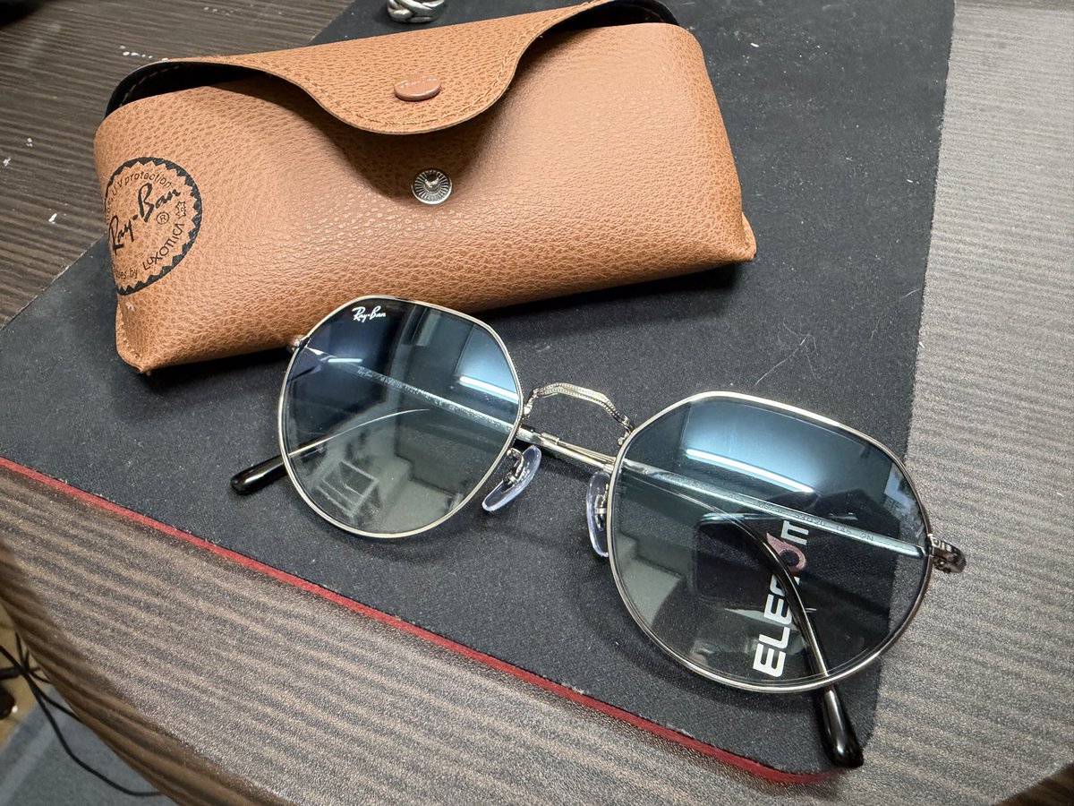 御父上からはレイバンをいただきました
バイク乗る時着けます
大切に使おう