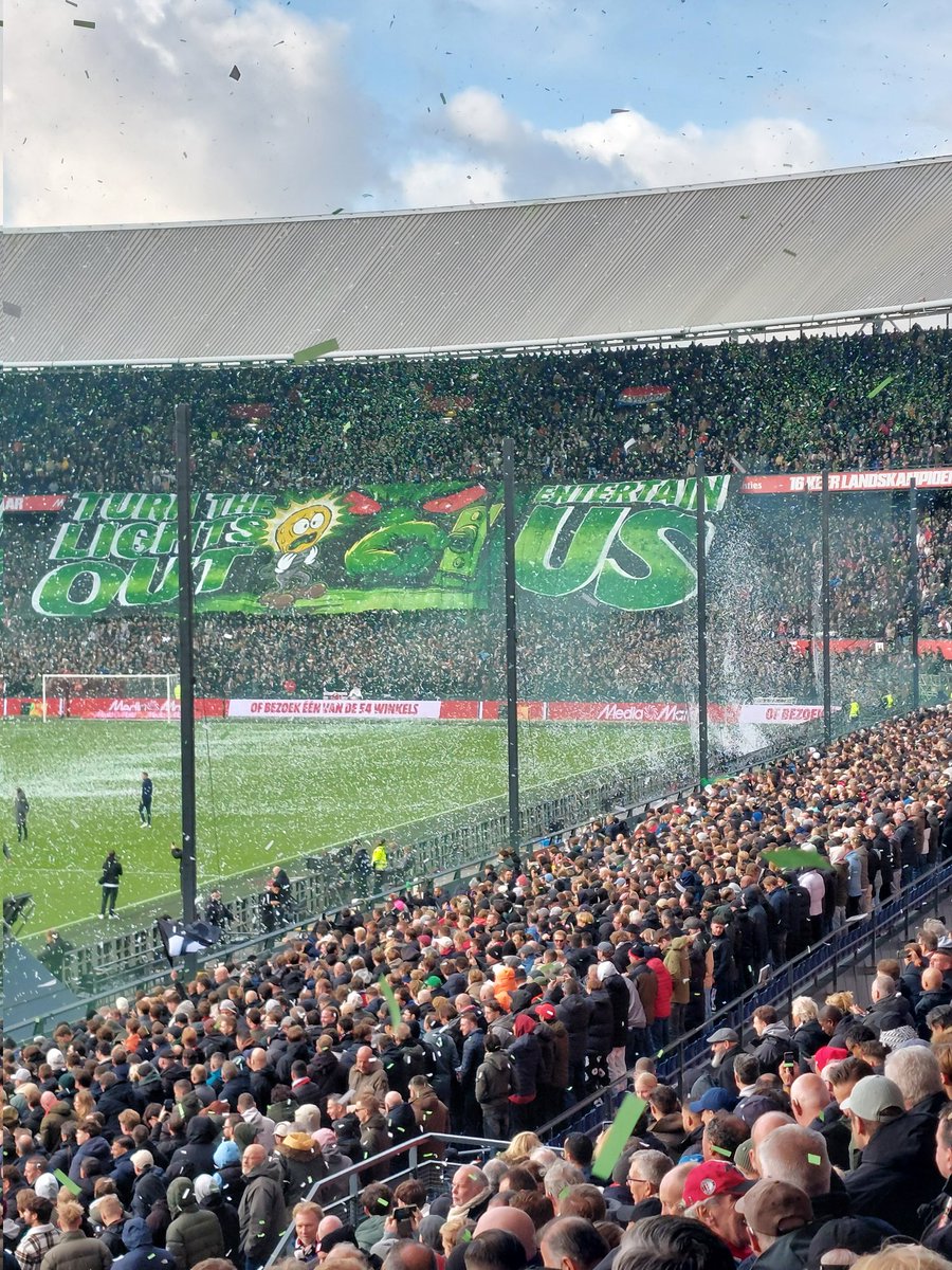 Jlo120179's tweet photo. Hup Feyenoord.  #feypsv @DeFeijenoorder @Feyenoord @fr12nl @FRFC1908 💪❤️⚫️ https://t.co/Gp4rtJyPs7