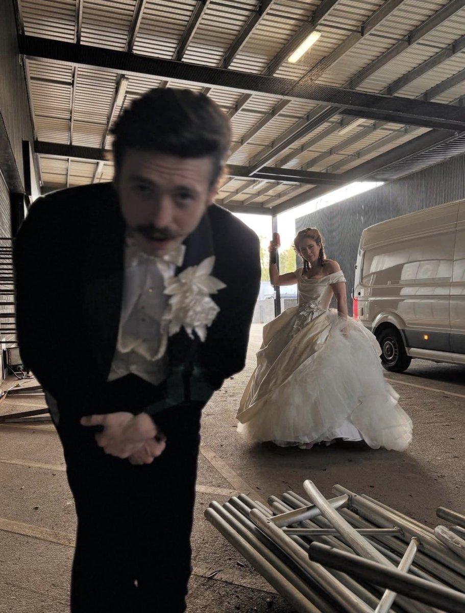 rebellevague's tweet photo. Vecchia foto di Anthony Boyle e Danielle Galligan dietro le quinte di House of Guinness. https://t.co/CFUIauSexB