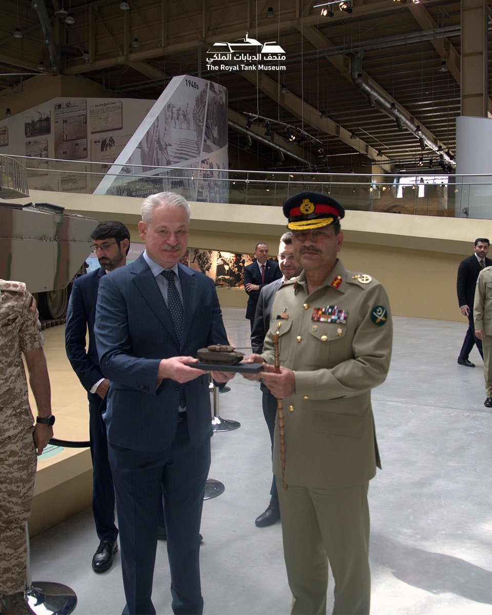 رئيس أركان القوات البرية الباكستانية يزور متحف الدبابات الملكي
 
استقبل متحف الدبابات الملكي في عمان، رئيس أركان القوات البرية الباكستانية المشيرعاصم منير والوفد المرافق، وذلك ضمن زيارته الرسمية إلى المملكة الأردنية الهاشمية.
