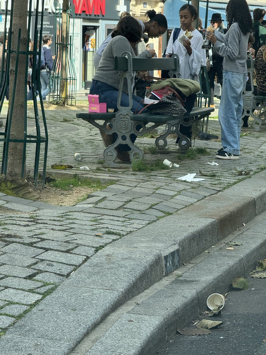 EscrivaV's tweet photo. @BastienGilles6 @aurelien_veron @mtwit75 @BVHparis C’est juste devenu dégueulasse de déchets partout, on ne reconnaît plus cet endroit emblématique ! Vous vérifiez ce que vous écrivez ?!!
#Vavin #saccageparis https://t.co/FMpNbjSRwo