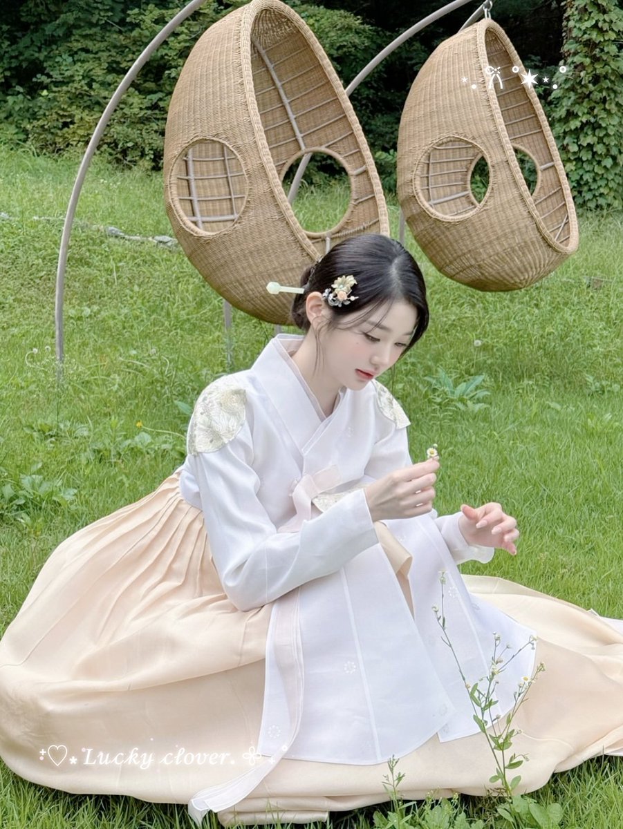 ᰍ  ׄ 🌼 𓈒  𝖼𝗁𝗂𝗅𝗅𝗂𝗇'  𝗐𝗂𝗍𝗁  𝗆𝗒  hanbok  outfit  ♥︎⁎̯͡˳.☘️ ʔ