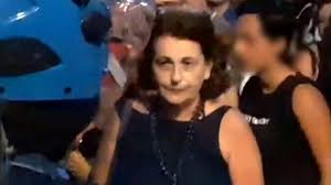 x810990's tweet photo. NON ESCLUSIVA: 

#IolandaApostolico ripresa mentre manifesta contro le decisioni del #Governo, in particolare contro @matteosalvinimi (sbarco #Diciotti) PRIMA DEL PROCESSO  contro il #Vicepremier (2018); nessun problema per #Report.

#IolandaApostolico "disapplica" il decreto del Governo (#Cutro) e mette in libertà migranti poi risultati irreperibili.

Ci sono organi giudicanti che vanno seguiti (#Ghiglia) ed altri che invece vengono ignorati e legittimati (#Apostolico), dipende dalle loro tendenze politiche.