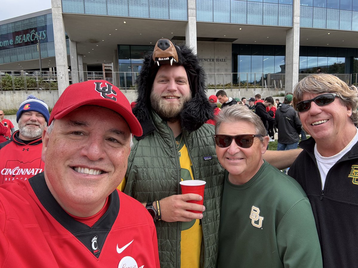 cincygreghoodin's tweet photo. We don’t root for the same teams .
We wear the colors of our own schools .
When we got inside #Nippert we all cheer as loud as possible to support our teams but … we can hang and party together at a tailgate showing there is hope for humanity . Maybe all global summits should be held in tailgate form @RepOfCincinnati thanks for hanging with our #BearcatFamily #Baylor fans . #BearcatsUnited #BearcatVibes #cincyvibes #SaturdayVibes @uofcincy @uofcincyalumni @GoBearcatsUCATS #wewearcincinnati #weareuc #BearcatForLife #uchomecoming @Big12Conference