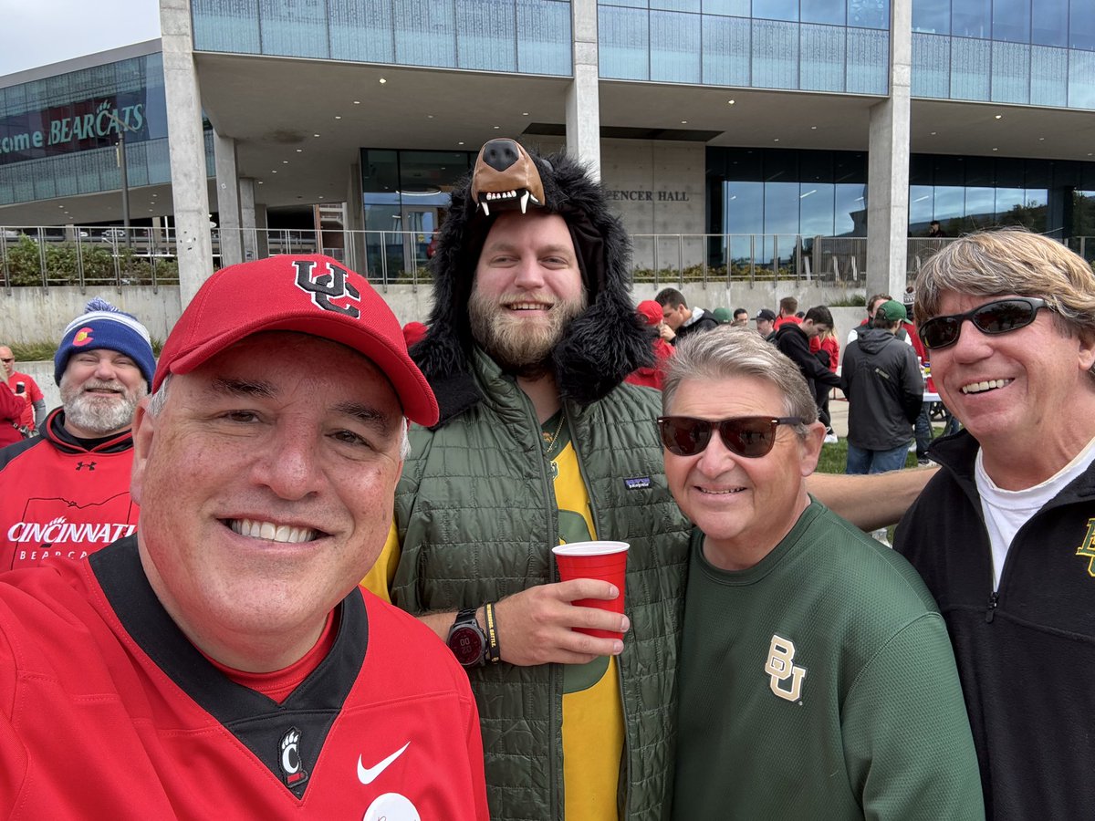 cincygreghoodin's tweet photo. We don’t root for the same teams .
We wear the colors of our own schools .
When we got inside #Nippert we all cheer as loud as possible to support our teams but … we can hang and party together at a tailgate showing there is hope for humanity . Maybe all global summits should be held in tailgate form @RepOfCincinnati thanks for hanging with our #BearcatFamily #Baylor fans . #BearcatsUnited #BearcatVibes #cincyvibes #SaturdayVibes @uofcincy @uofcincyalumni @GoBearcatsUCATS #wewearcincinnati #weareuc #BearcatForLife #uchomecoming @Big12Conference