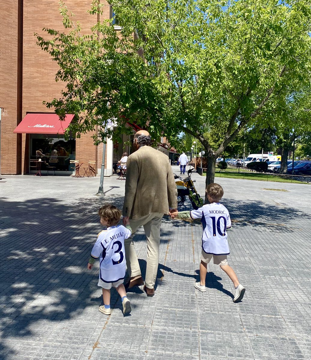 De abuelos a nietos. Madridismo.
¡Día grande! 🤍