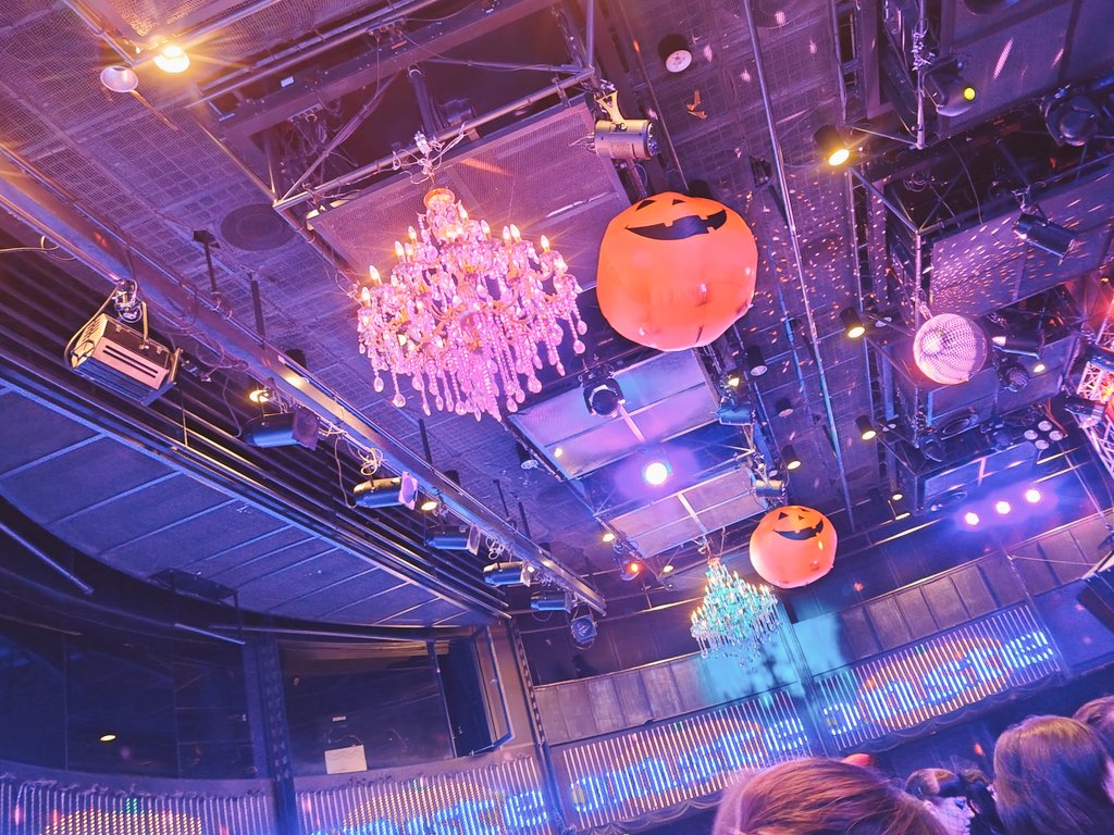 shinca_usami's tweet photo. 先週に続いてハロウィンイベント。
こんな笑う！？てくらい笑った。
何がって、MCが投げたお花がステージに返されるってとこwww https://t.co/EhMialzm2Y