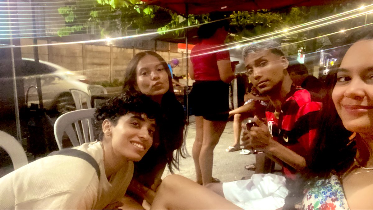 Kally_008's tweet photo. Amo beber umas (todas) em esquinas por aí https://t.co/O3BXhTvfWZ