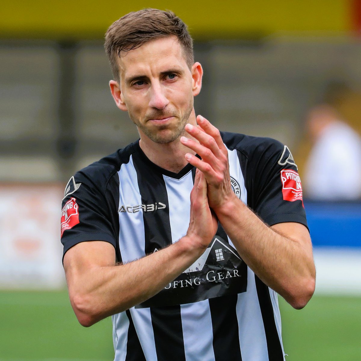 DorchTownFC's tweet image. 𝗨𝗽𝗱𝗮𝘁𝗲: 𝗪𝗲𝘀 𝗙𝗼𝗴𝗱𝗲𝗻

Our FA Trophy game at @Basingstoke_FC yesterday was abandoned following a serious injury to Magpies player/coach Wes Fogden in the first half

Wes was conscious and talking as he was taken in to the ambulance, and scans in hospital yesterday…