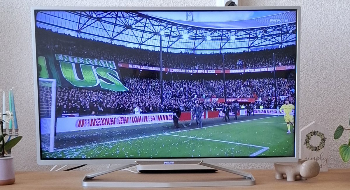 Sfeeractie bij Feyenoord-PSV, te zot voor woorden dit. Rommel de lucht in gooien en dan maar wachten. Wat zijn mensen toch gek in hun acties. 🙈