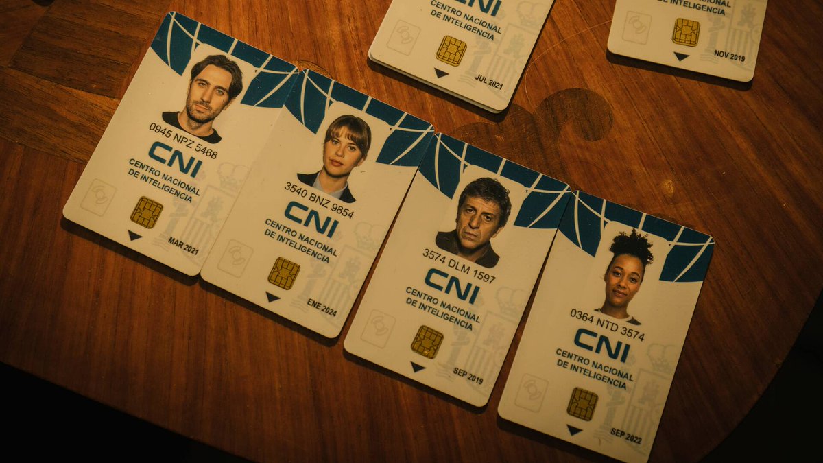 🧵 Domingo de props y análisis OSINT 🔐
¿Las credenciales del CNI en [SERIE] son aleatorias o tienen lógica real?

• Jerarquías funcionales
• Trazabilidad de supervisores  
• Correlación edad/antigüedad
Abro hilo  ⬇️🧠