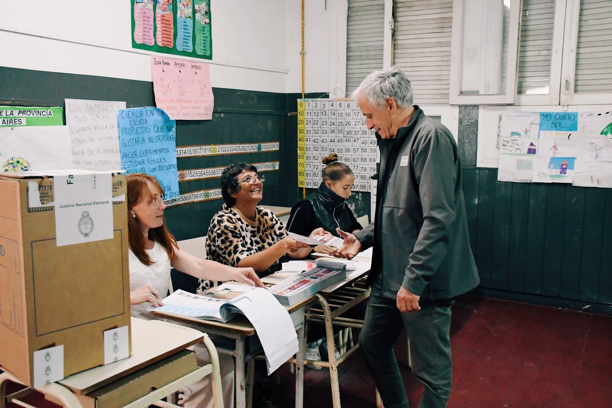 ¡Ya voté!

Como cada dos años, reafirmando mi compromiso con la democracia y con el futuro de nuestra ciudad y nuestro país.

Votar es hacer oír la voz de Chascomús, es defender lo que construimos entre todos y seguir apostando por más derechos, más trabajo y más esperanza.