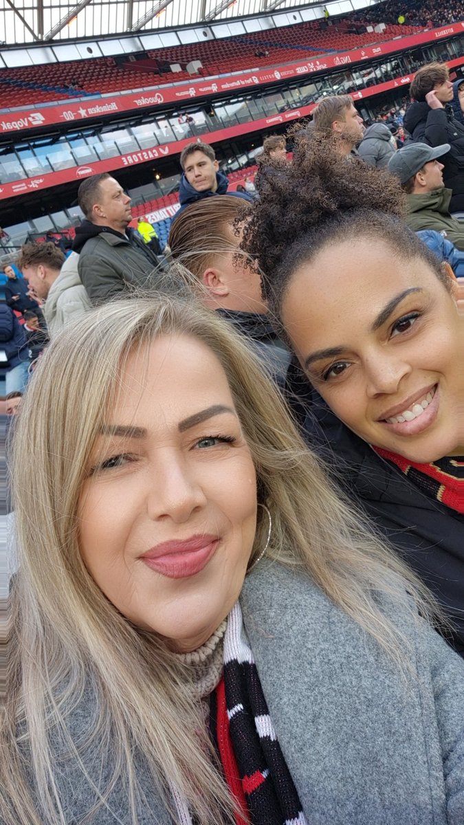 marialena1st's tweet photo. We zijn er, in onze mooie @de.kuip #wijzijneraltijd #vatasvatoslocaslocos #W4 #FEYpsv #handinhandkameraden🔴⚪ #nietsissterkerdandatenewoord ##FEYENOORD
Ik bekijk t door n roze bril https://t.co/H78x0cKB89
